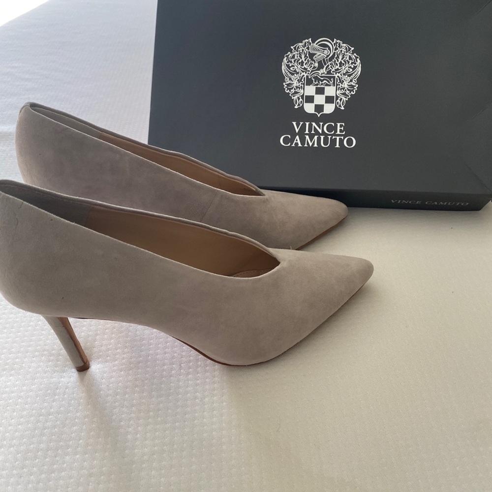 Beautiful light tan suede Vince camuto heels